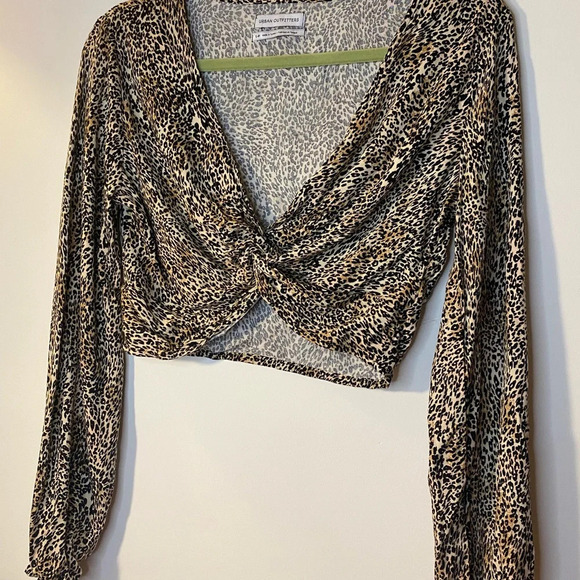 Urban Outfitters|| Crop Twisted Long Sleeve Leopard Print Top Size Small - Picture 8 of 9